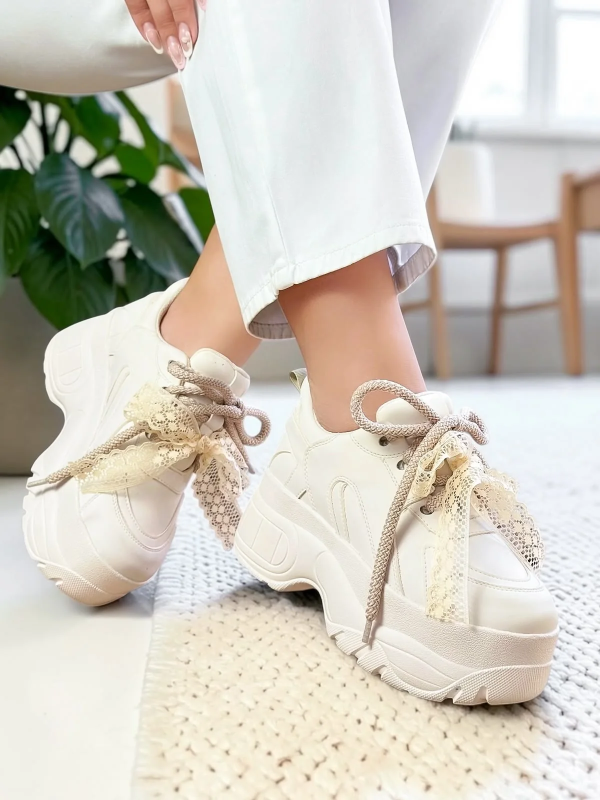 Tenis Olivia de plataforma en blanco, puestos